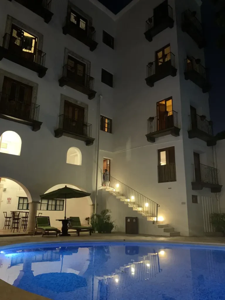 Photo de la piscine et des bâtiments rénovés de l'hotel Menson del Marques à Valladolid au Mexique