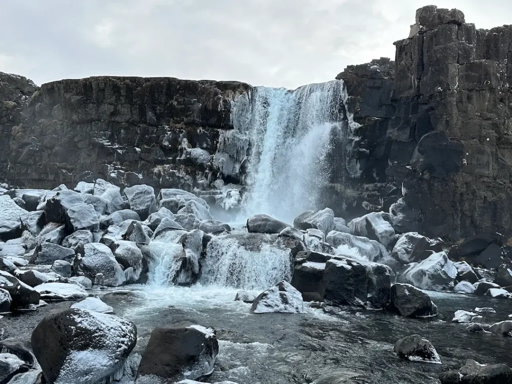 Cascade gelée de Öxarárfoss, dans le parc national de Þingvellir, Cercle d'or, Islande