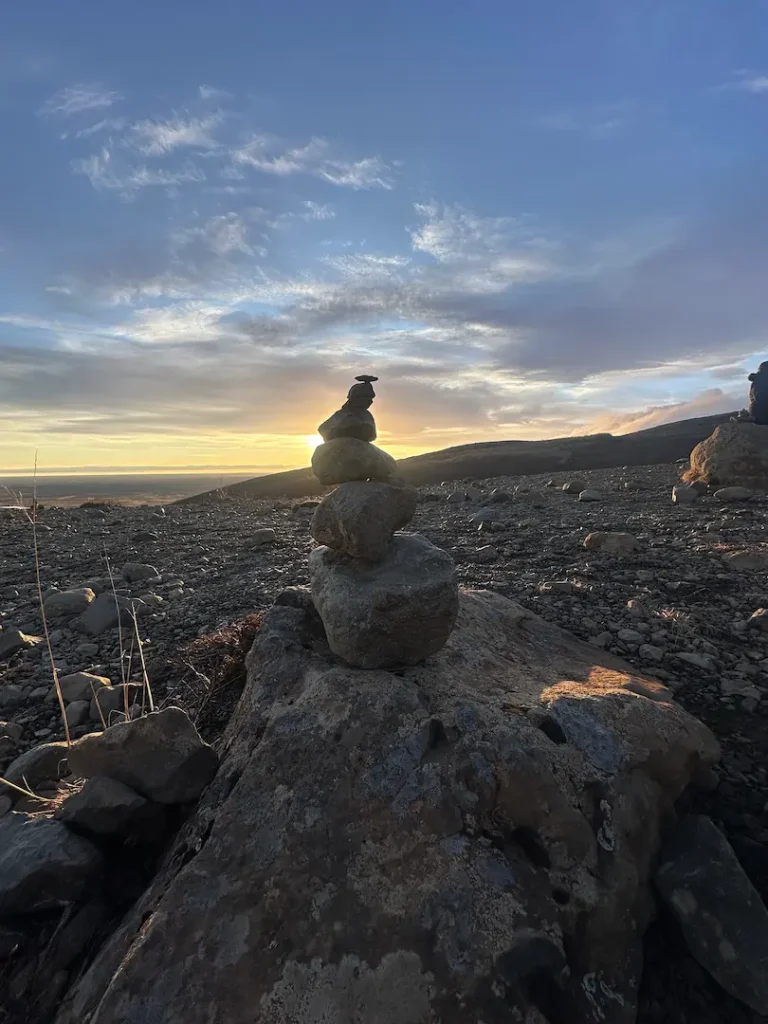 Photo d'un cairn au coucher du soleil dans le Parc national de Skaftafell en Islande en hiver