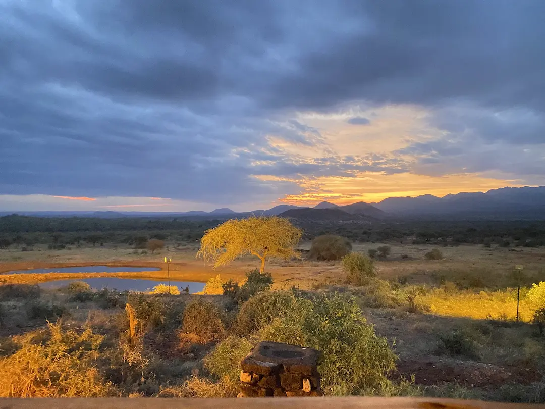 Vue sur le point d'eau du Kilaguni Serena Safari Lodge, au Parc National de Tsavo Ouest, Kenya
