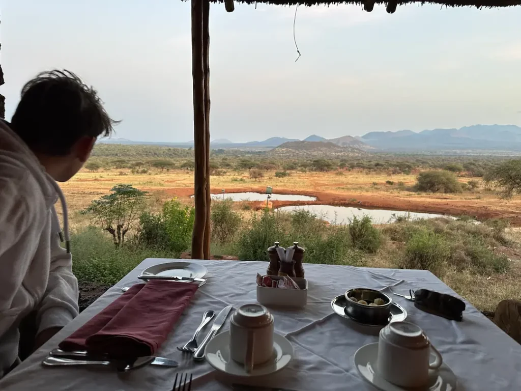 Vue depuis le restaurant au Kilaguni Serena Safari Lodge, au Parc National de Tsavo Ouest, Kenya