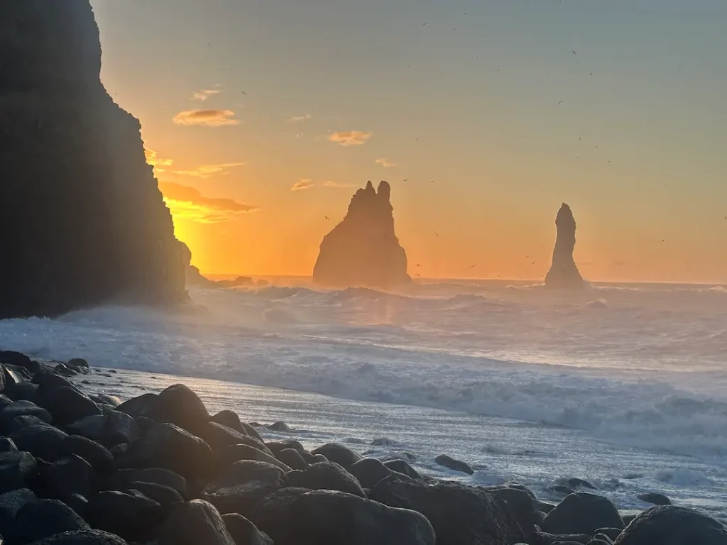 Lever de soleil aux couleurs oranges sur la plage de Reynisfjara