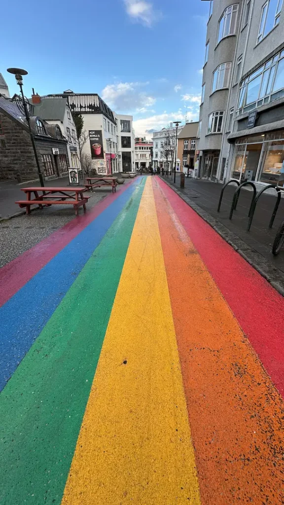 Rue aux couleurs de l'arc en ciel menant à l'église à Reykjavik, Islande