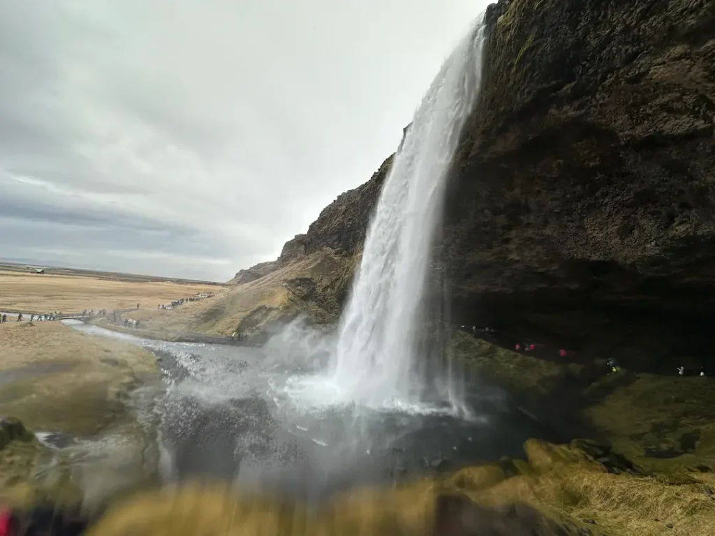Cascade de Seljalandsfoss vu depuis derrière l'eau en hiver en Islande