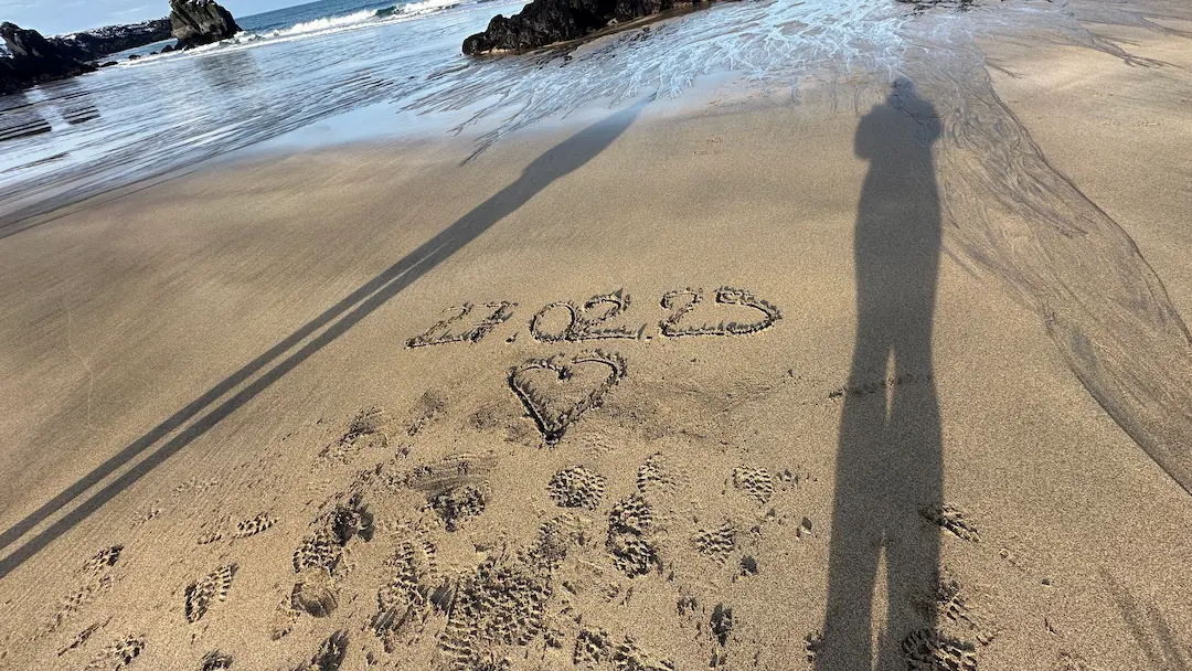 Date du 27.02.2025 écrite dans le sable de la plage de Skarðsvík Beach dans la péninsule de Snæfellsnes en Islande