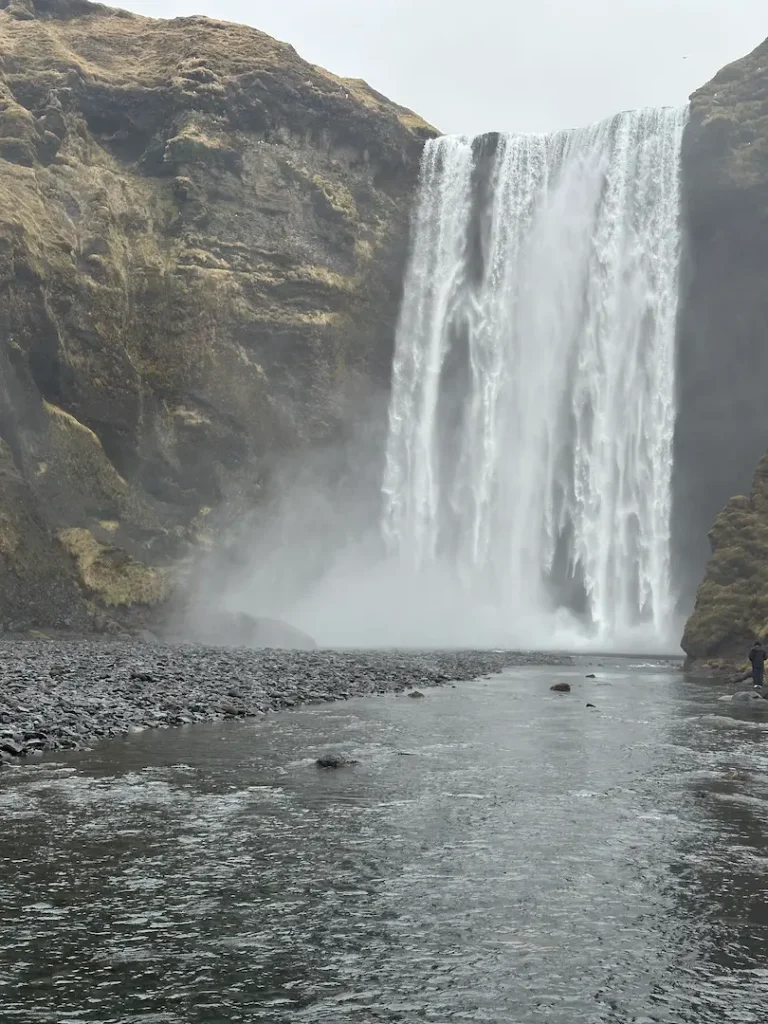 Photo de la cascade de Skogafoss prise depuis l'eau en bas, en hiver en Islande
