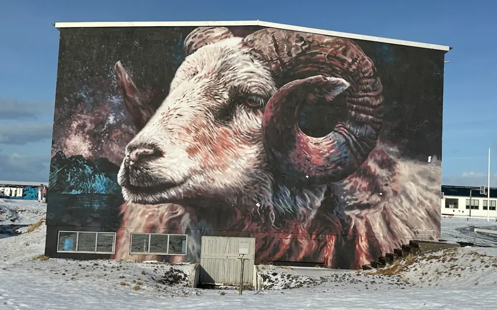 Fresque murale représentant un bélier à Hellissandur, Islande