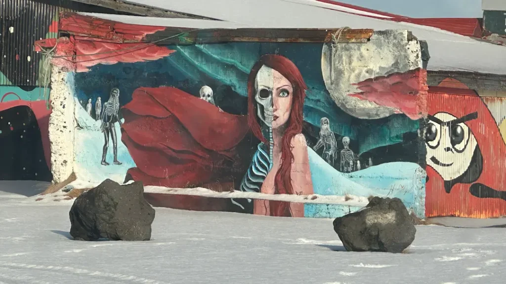 Fresque d'horreur à Hellissandur, Islande
