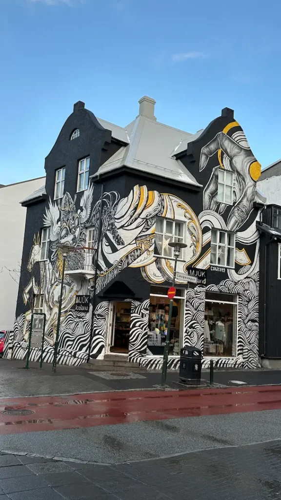 Façade d'une maison représentant le passé Viking à Reykjavik, Islande