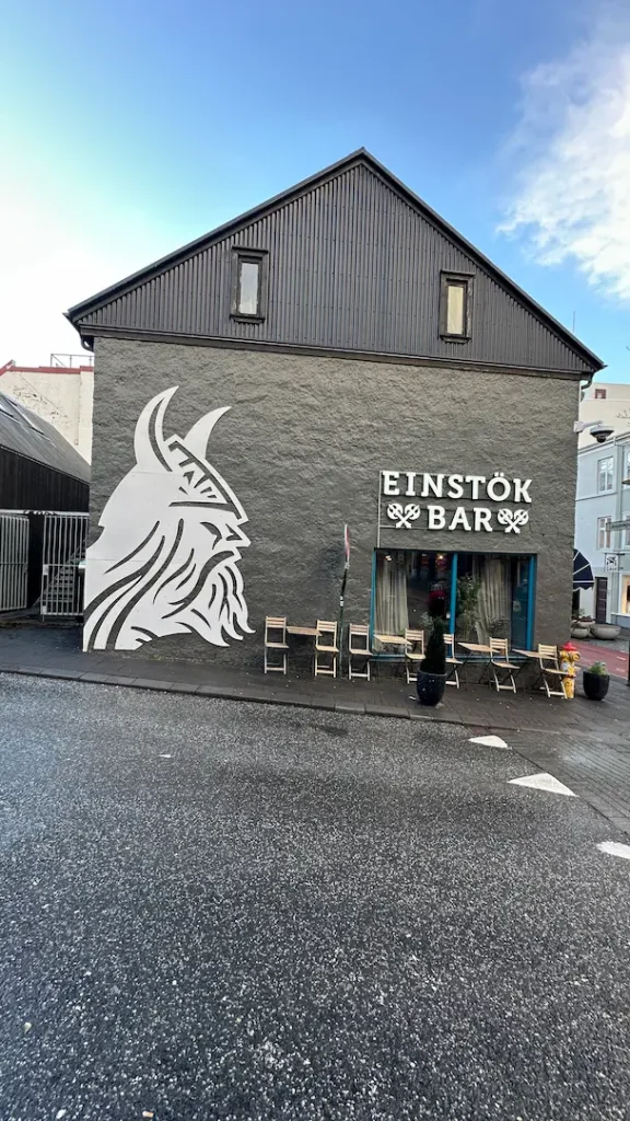 Façade d'un bar avec une tête viking à Reykjavik, Islande
