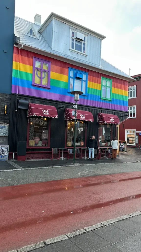 Façade d'un magasin aux couleurs de l'arc en ciel à Reykjavik, Islande