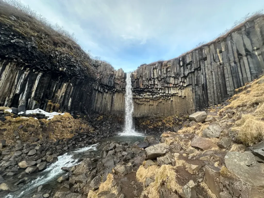 Cascade de Svartifoss et ses colonnes basaltiques dans le parc national de Skaftafell en Islande