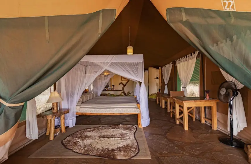 Vue de l'intérieur de la tente familiale et de ses aménagements du Kibo Safari Camp au Parc National d'Amboseli, Kenya