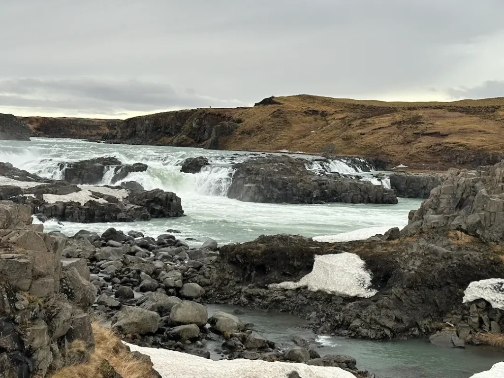 Cascade de Urridafoss en hiver près de Selfoss dans le sud de l'Islande