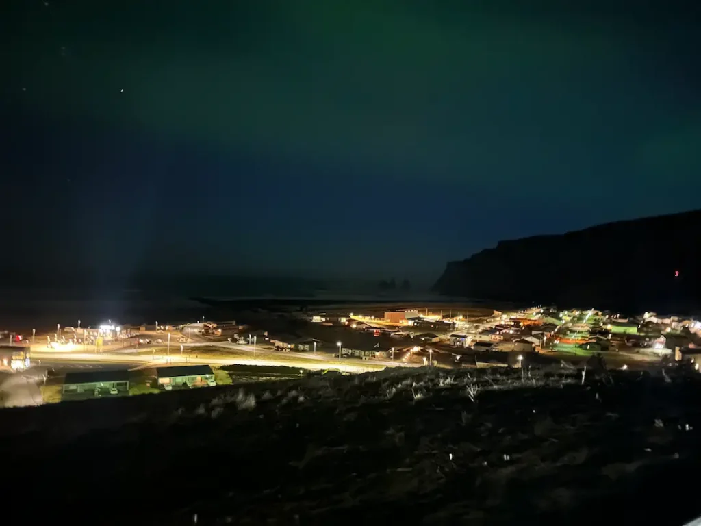 Aurores boréale verte à Vik, prise depuis les hauteurs, Islande