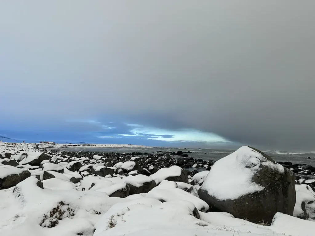 Plage de Ytri Tunga avec un grand ciel bleu et de la neige, sur la péninsule de Snæfellsnes en Islande
