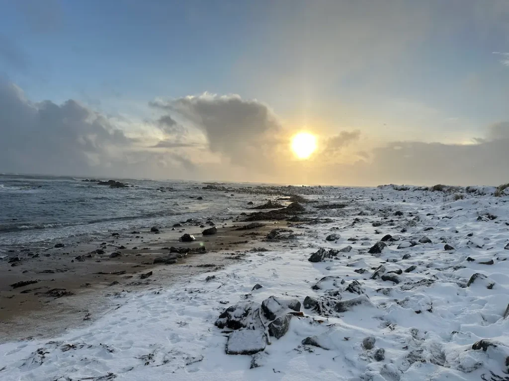 Plage de Ytri Tunga au coucher du soleil, en hiver, sur la péninsule de Snæfellsnes en Islande
