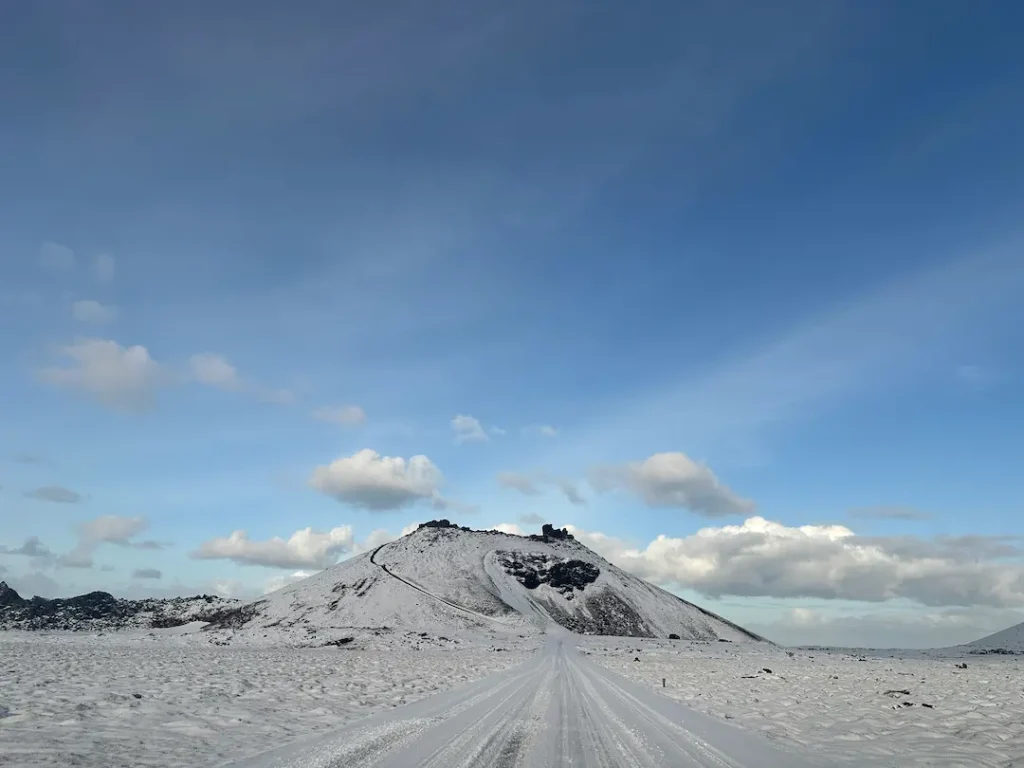 Cratère de Saxholl enneigé dans la péninsule de Snæfellsnes en Islande en hiver