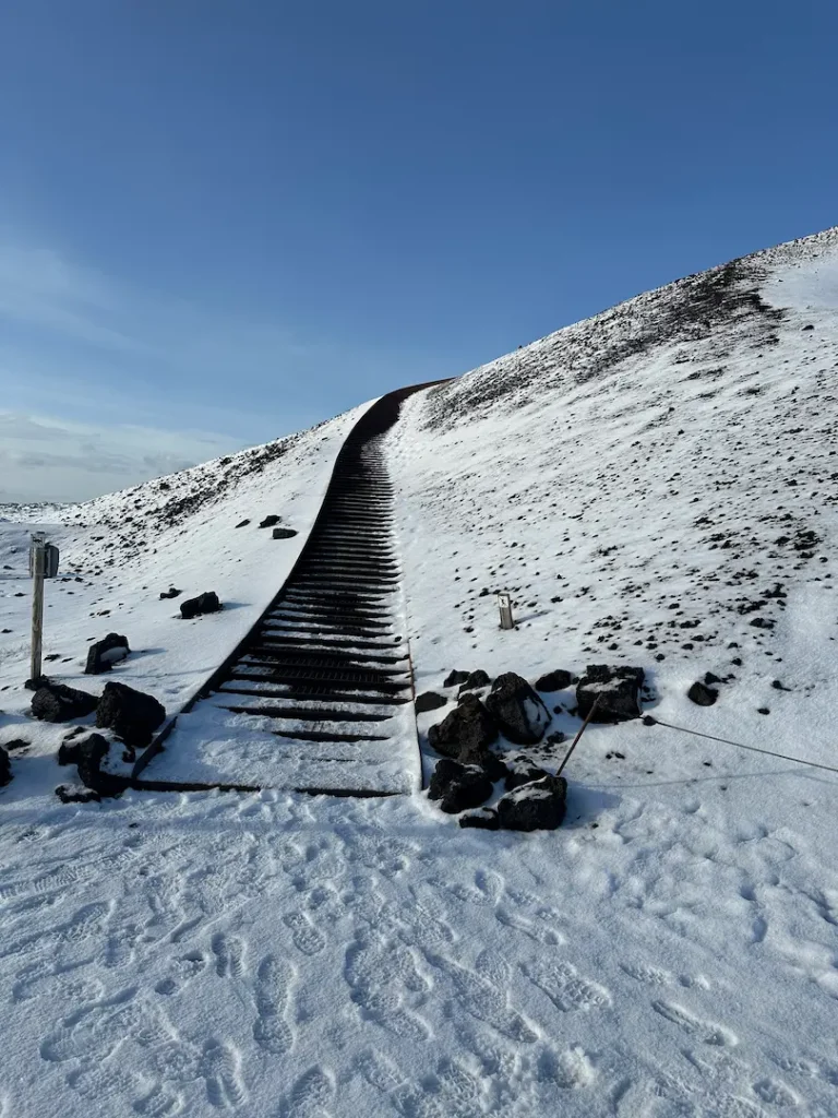 Marches d'escaliers du Cratère de Saxholl enneigé dans la péninsule de Snæfellsnes en Islande en hiver