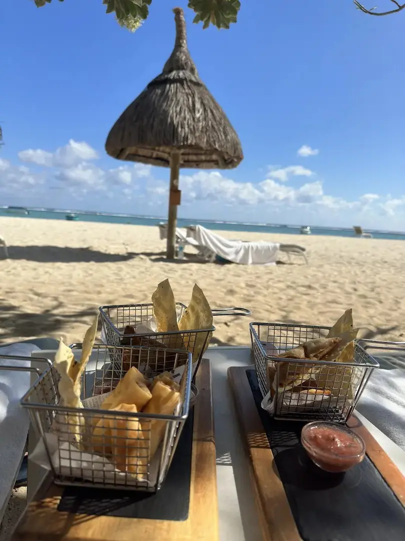 snacks en famille sur une plage de l'ile maurice