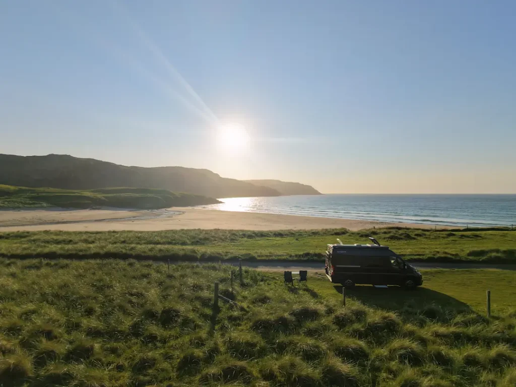 Van aménagé au bord de la plage de Cliff Beach sur l'île de Lewis, Ecosse Royaume Uni