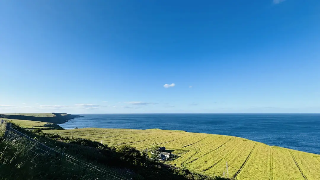 Cote ecossaise vue depuis la route avec une mer bleue saphir