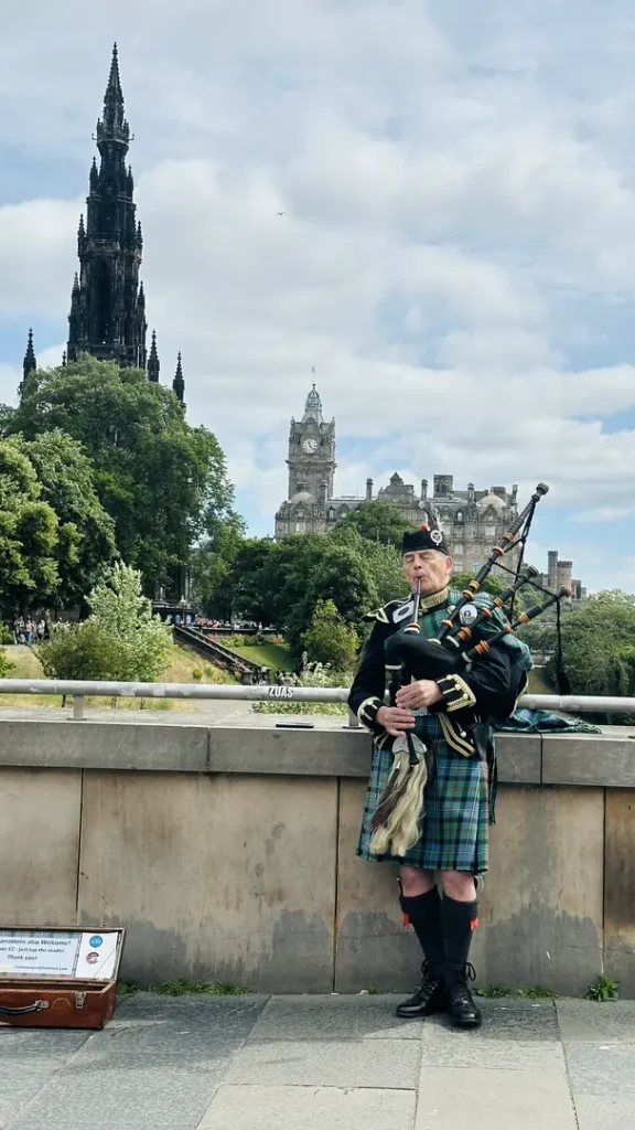 Homme jouant de la cornemuse devant le parc d'Edimbourg, Ecosse, Royaume Uni
