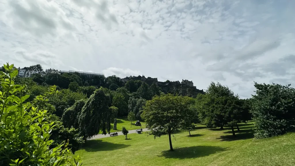 Vue en hauteur de Princes Street Garden à Edimbourg, Ecosse, Royaume Uni