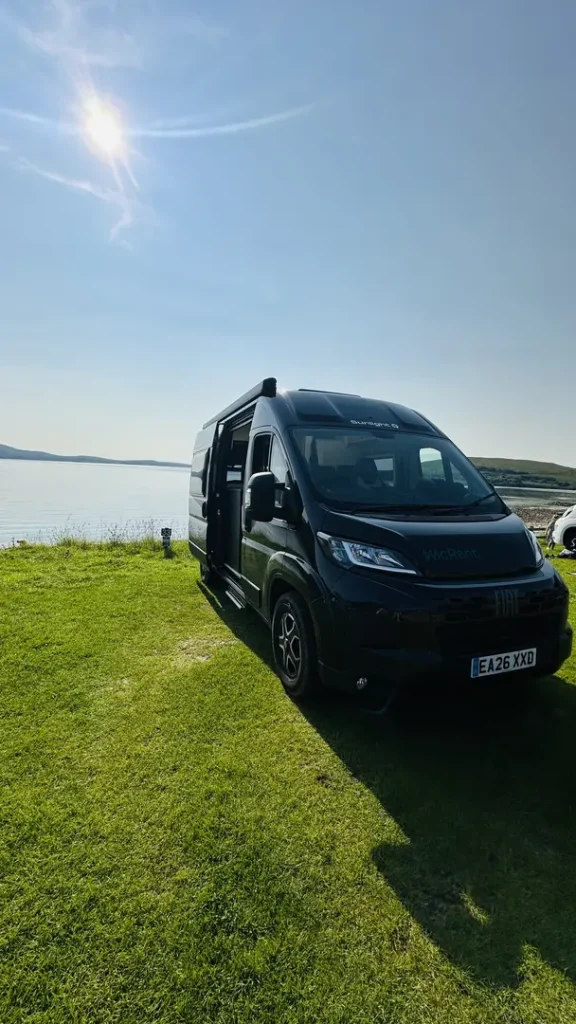 Camping à Ullapoll avec vue sur mer avec un van aménagé, Ecosse Royaume Uni