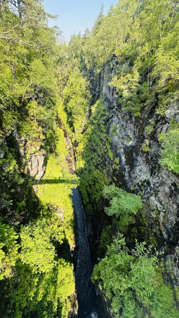 Vue depuis le pont à Corrieshalloch Gorge, Ecosse, Royaume Uni