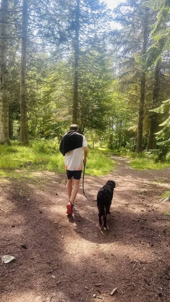 Ado et son chien en balade à Touchstone Maze Ecosse, Royaume Uni