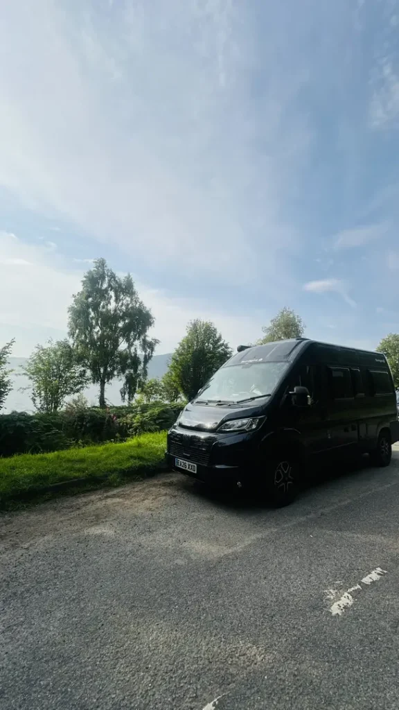 Van aménagé garé sur le bord du Loch Ness, Ecosse, Royaume Uni