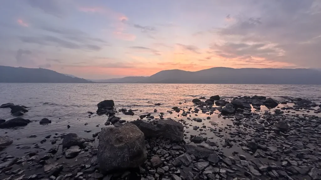 Coucher de soleil au Loch Ness, Ecosse, Royaume Uni