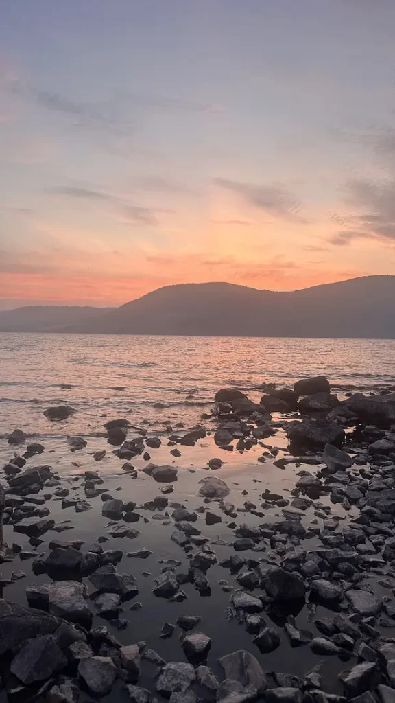 Coucher de soleil sur le Loch Ness depuis la plage, Ecosse, Royaume Uni