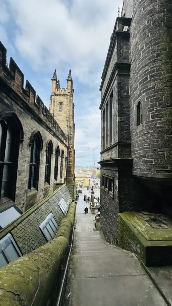 Rues d'Edimbourg avec tour médiévale, Edimbourg, Ecosse, Royaume Uni