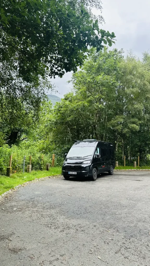Van aménagé garé sur une place autorisée pour la nuit au Loch Lomond, Ecosse, Royaume Uni