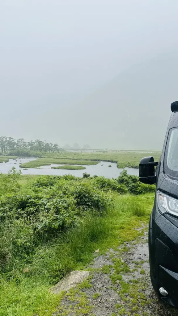 Van aménagé au bord du Loch Etive, Ecosse Royaume Uni