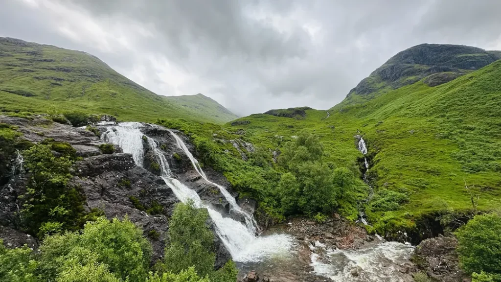 Cascade sur la route de Rannoch Moor dans les Highlands, Ecosse, Royaume Uni
