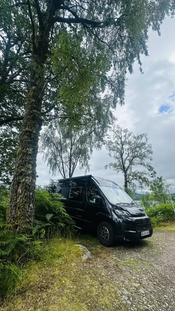 Van aménagé, garé sur les hauteurs du Loch Lochy en Ecosse, Royaume Uni