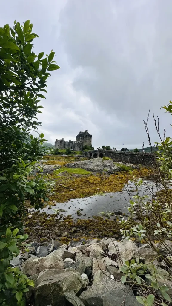Vue de loin de Eilean Donan Castle, Ecosse, Royaume Uni