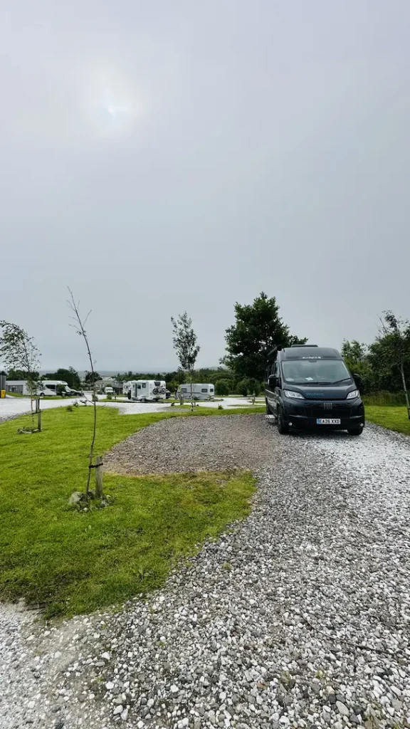 Camping sur l'île de Skye avec un van aménagé, Ecosse Royaume Uni