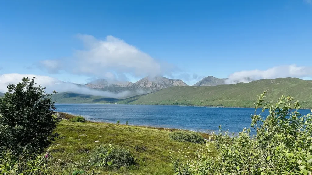 Vue sur le Loch Earn et son eau bleue saphir, Ecosse, Royaume Uni