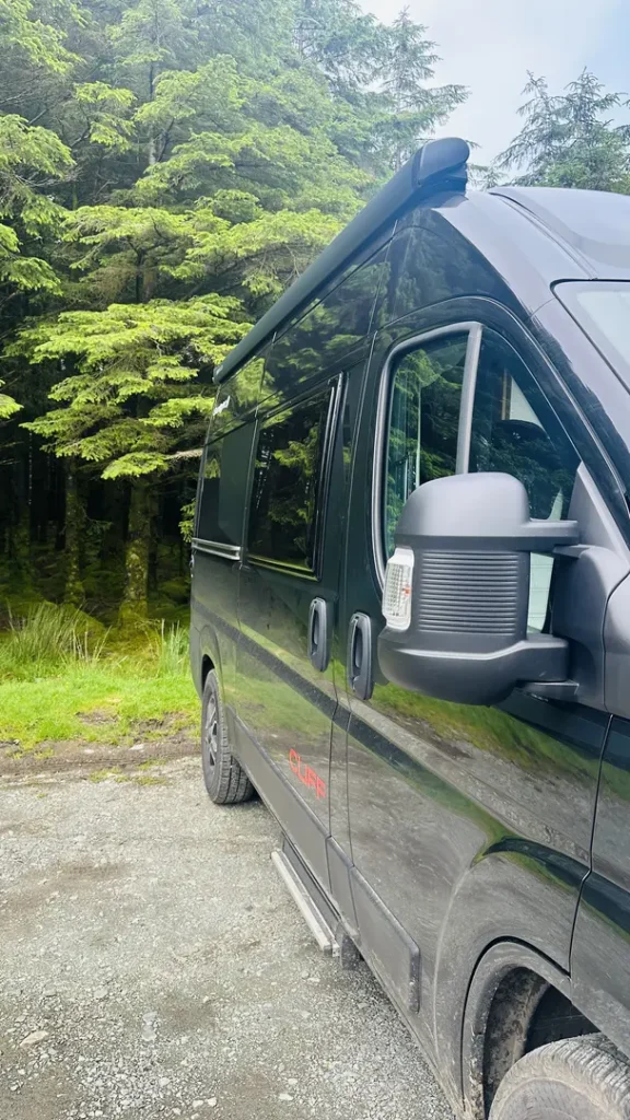 Bord de forêt sur l'ile de Skye avec un van aménagé, Ecosse Royaume Uni