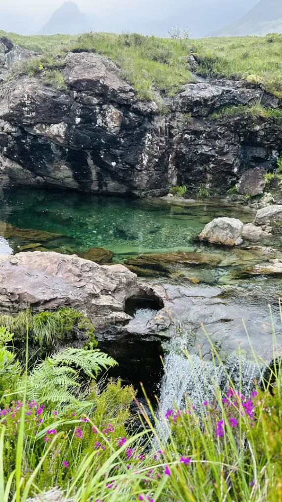 Bassin d'une cascade des Fairy Pools sur l'Ile de Skye, Hébrides intérieures, Ecosse, Royaume Uni