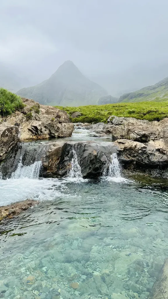 Bassin d'une cascade des Fairy Pools sur l'Ile de Skye, Hébrides intérieures, Ecosse, Royaume Uni