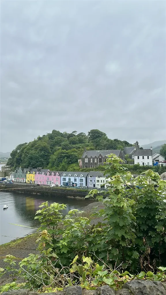 Ville de Portree et ses maisons colorées sur l'Ile de Skye, Ecosse, Royaume Uni