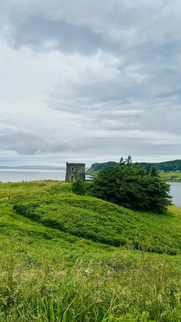 Tour de pierre ancienne au bord de la mer à à Uig, Ile de Skye, Ecosse, Royaume Uni