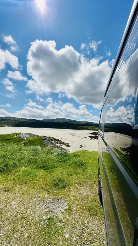 Van aménagé au bord d'une plage sur l'île d'Harris, Ecosse Royaume Uni