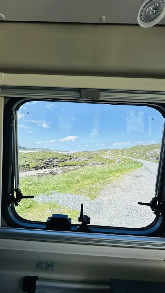 Vue de la fenetre du van aménagé sur l'ile de Harris, Ecosse, Royaume Uni