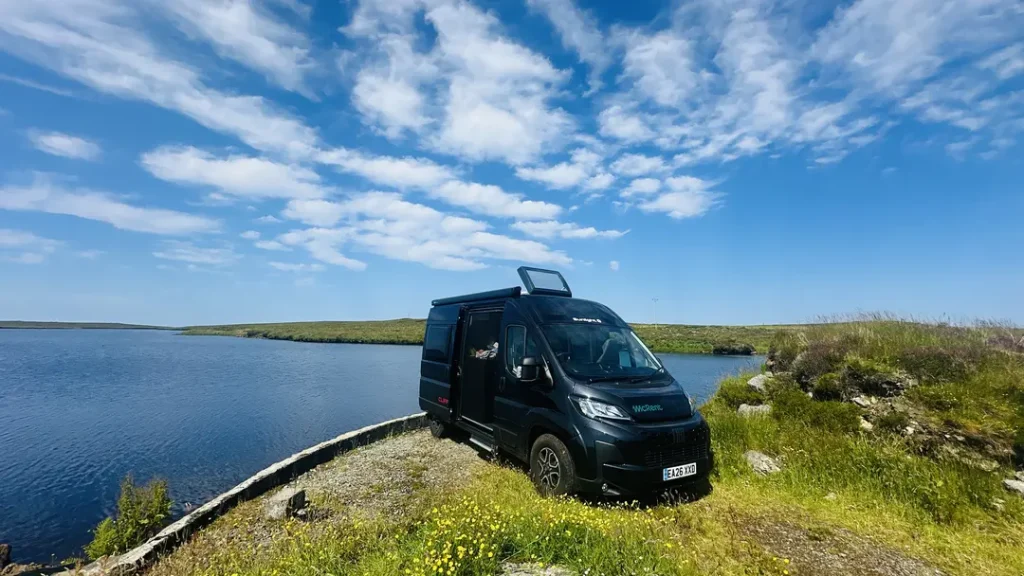 Van aménagé au bord d'un Loch sauvage, Ecosse Royaume Uni